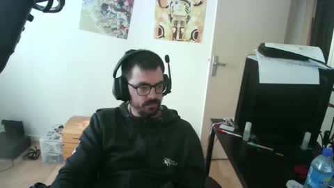 Snapshot of romainb72 chatting on April 9, 8:53 am romainb72 online show from April 9, 8:53 am