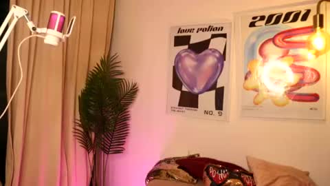 Snapshot of ronieeplay chatting on July 9, 3:32 am Roni online show from July 9, 3:32 am