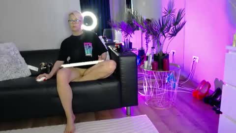 Snapshot of rosacatalleya chatting on June 15, 4:25 am Rose online show from June 15, 4:25 am