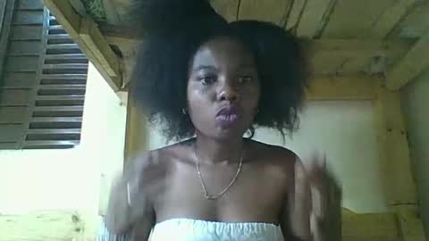 Snapshot of rosalinda933 chatting on March 2, 2:25 am Rosalinda online show from March 2, 2:25 am