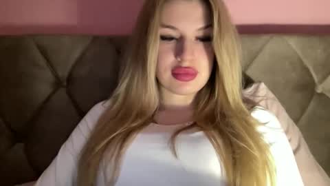 Snapshot of rosaline_ly chatting on October 17, 8:11 pm Rosalina online show from October 17, 8:11 pm