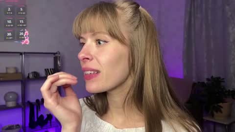 Snapshot of rosamoore chatting on April 20, 2:42 pm RoosaMoore online show from April 20, 2:42 pm