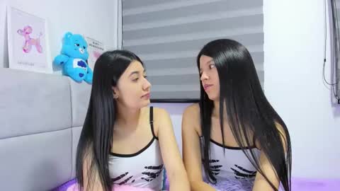 Snapshot of roseandmiah chatting on October 15, 3:50 am Rose y Miah online show from October 15, 3:50 am
