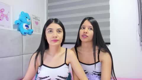 Snapshot of roseandmiah chatting on October 19, 4:35 am Rose y Miah online show from October 19, 4:35 am