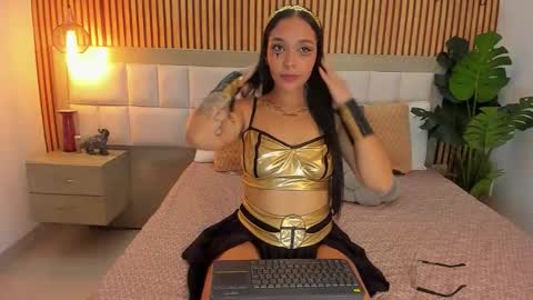 roseaurora online show from October 31, 1:01 pm