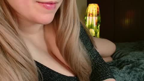 Snapshot of roseberryred chatting on April 11, 10:08 am Roseberry online show from April 11, 10:08 am