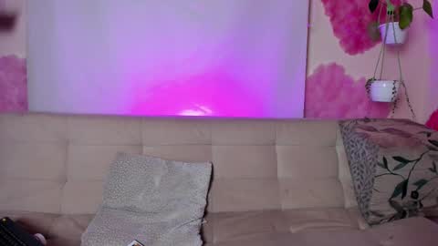 Snapshot of roselinedior chatting on February 17, 5:53 pm Lyla OF roselinedior online show from February 17, 5:53 pm