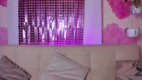 Snapshot of roselinedior chatting on February 18, 5:10 pm Lyla OF roselinedior online show from February 18, 5:10 pm