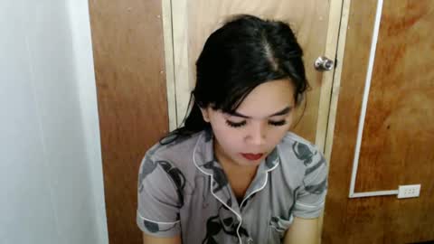 Snapshot of rosella_xx chatting on June 15, 6:48 am TONETH online show from June 15, 6:48 am