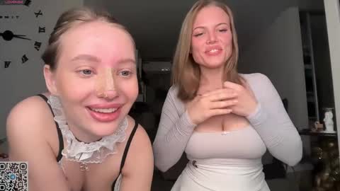 Snapshot of roselunes chatting on May 31, 6:09 pm Sophie and Sarah online show from May 31, 6:09 pm