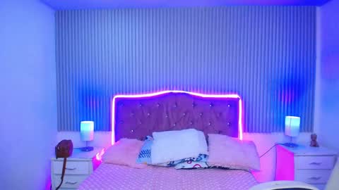 Snapshot of roses_liittle_ chatting on March 26, 6:19 am roses_liittle_ online show from March 26, 6:19 am