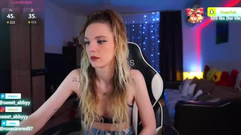 Snapshot of rosesarered97 chatting on December 18, 8:26 pm Abbygail online show from December 18, 8:26 pm