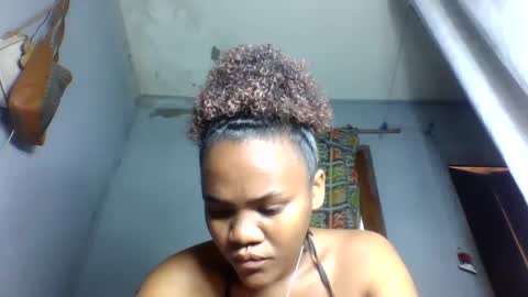 Snapshot of rosia22 chatting on October 2, 3:24 am rosia22 online show from October 2, 3:24 am