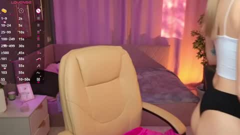 Snapshot of rosie_mac chatting on May 8, 1:11 am Rosie online show from May 8, 1:11 am