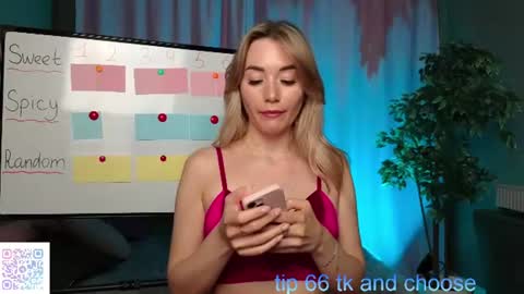 Snapshot of rosie_mac chatting on June 25, 5:12 am Rosie online show from June 25, 5:12 am