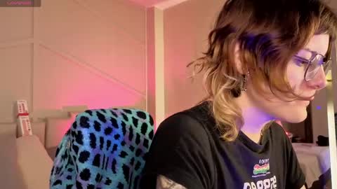 Snapshot of rossiie_hunt_ chatting on May 27, 12:24 pm rossiie_hunt_ online show from May 27, 12:24 pm