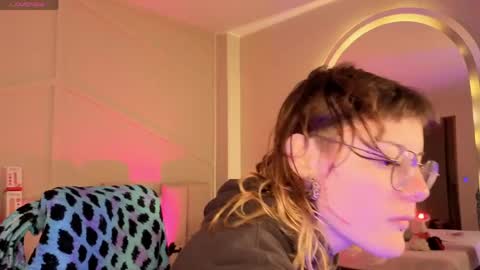 Snapshot of rossiie_hunt_ chatting on June 2, 12:18 pm rossiie_hunt_ online show from June 2, 12:18 pm
