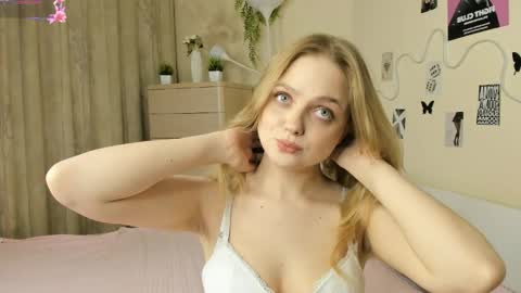 Im Luna online show from May 1, 9:08 pm