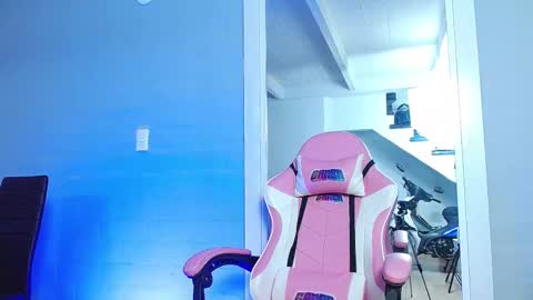 Snapshot of rousebonnett chatting on February 9, 8:24 pm ROUSE online show from February 9, 8:24 pm