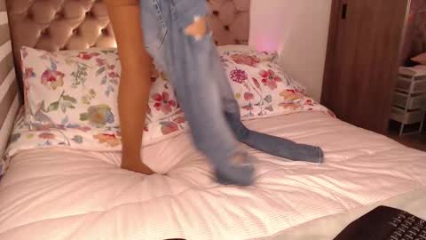 Rouss marie henao  online show from December 18, 1:50 pm