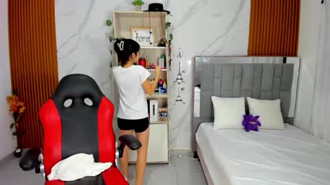 Snapshot of roussescoot chatting on November 19, 2:22 am roussescoot online show from November 19, 2:22 am