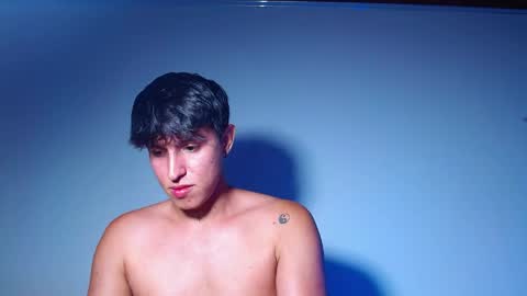 rowanboy23 online show from April 22, 4:04 am