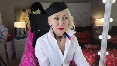 Snapshot of roxalanastar chatting on April 28, 8:19 am Roxalana online show from April 28, 8:19 am