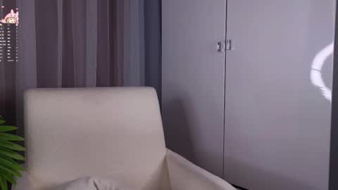 Snapshot of roxanelan chatting on February 3, 6:40 am Anna Lokiss online show from February 3, 6:40 am