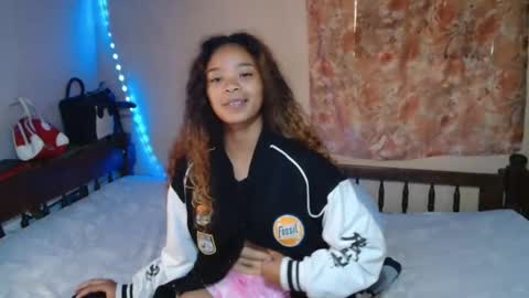 roxanne_98 online show from February 2, 5:21 am