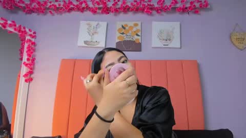 Snapshot of roxanneowens chatting on May 21, 12:12 pm Juliana 3 online show from May 21, 12:12 pm