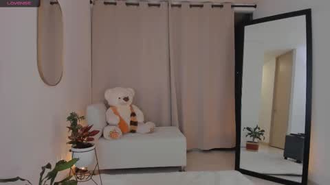 Snapshot of roxie_gates chatting on September 25, 12:36 am R O X I E online show from September 25, 12:36 am