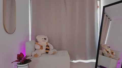 Snapshot of roxie_gates chatting on October 19, 7:58 pm R O X I E online show from October 19, 7:58 pm