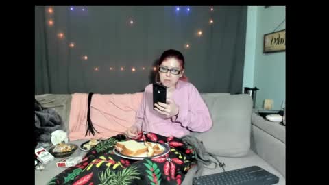 roxihazeleyes online show from March 3, 9:22 am