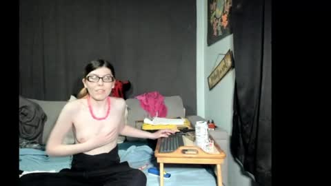 roxihazeleyes online show from April 15, 3:46 am