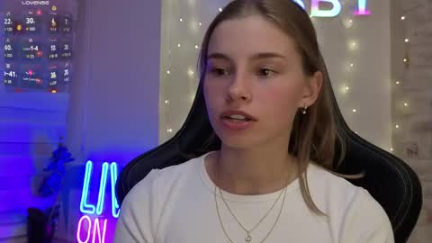 Snapshot of roxxxie_reid chatting on May 13, 7:22 pm Roxieex ABBY online show from May 13, 7:22 pm