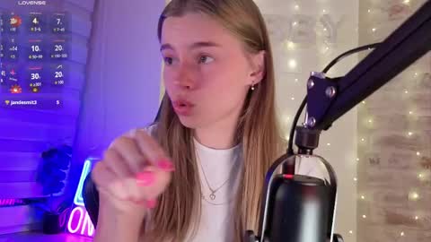 Snapshot of roxxxie_reid chatting on May 27, 7:55 pm Roxieex ABBY online show from May 27, 7:55 pm