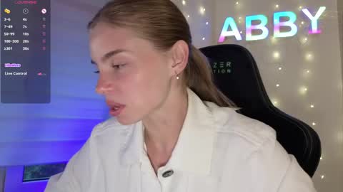 Snapshot of roxxxie_reid chatting on June 3, 6:13 pm Roxieex ABBY online show from June 3, 6:13 pm