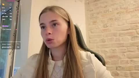 Snapshot of roxxxie_reid chatting on June 6, 6:45 pm Roxieex ABBY online show from June 6, 6:45 pm