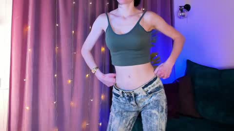 roxy_riot_ online show from February 7, 4:27 am