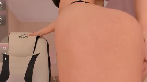 Roxy follow me online show from November 23, 1:33 pm