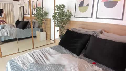    online show from November 3, 8:10 pm