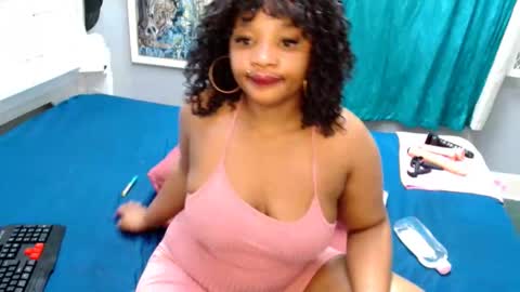 Snapshot of roxyluvxxx chatting on February 12, 11:11 pm ROXYLUVXXX online show from February 12, 11:11 pm
