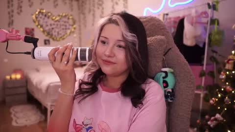 roxysuh online show from January 8, 8:27 am