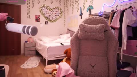 roxysuh online show from March 6, 7:27 am