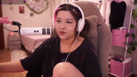 roxysuh online show from April 4, 7:28 am