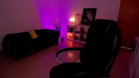 Snapshot of roxyy_x chatting on February 18, 10:17 pm val online show from February 18, 10:17 pm