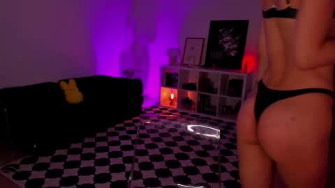 Snapshot of roxyy_x chatting on February 23, 11:02 pm val online show from February 23, 11:02 pm