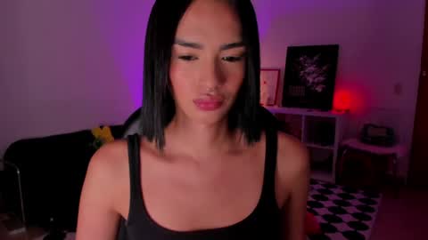 Snapshot of roxyy_x chatting on April 5, 2:31 am val online show from April 5, 2:31 am