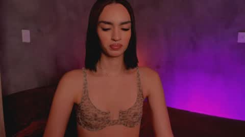 Snapshot of roxyy_x chatting on April 27, 9:57 pm val online show from April 27, 9:57 pm
