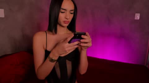 Snapshot of roxyy_x chatting on April 28, 8:58 pm val online show from April 28, 8:58 pm